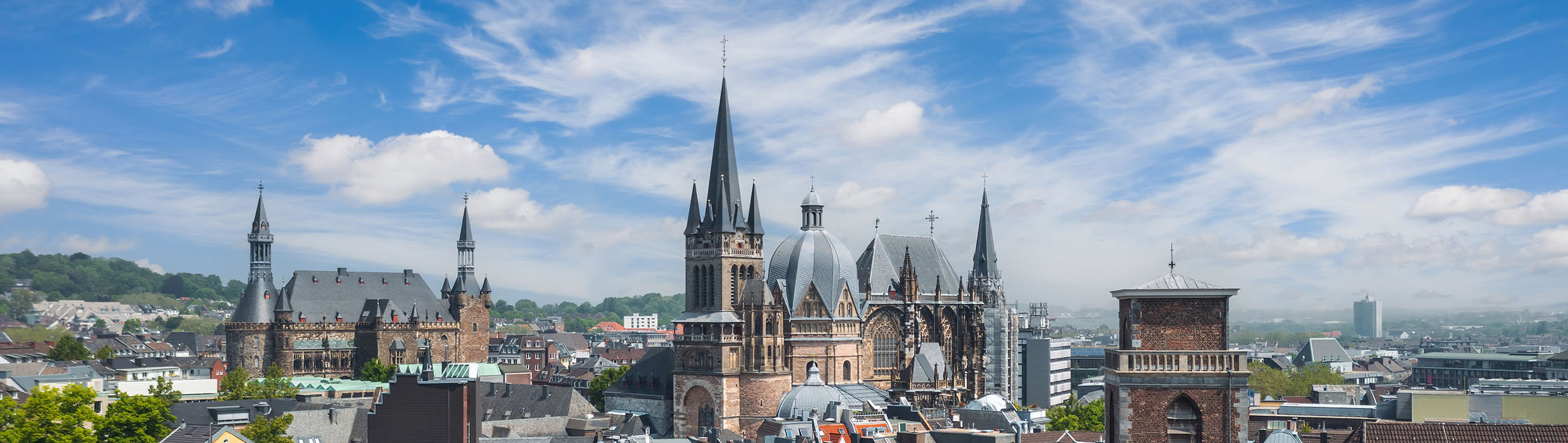 Ein Panorama von Aachen mit dem Dom im Zentrum